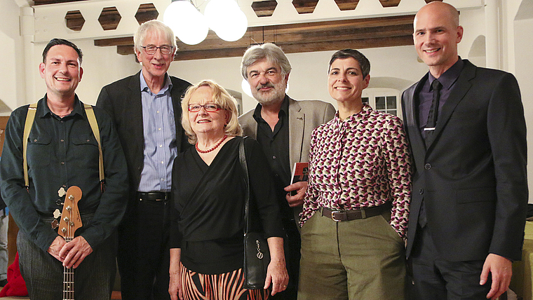 Tiefgründige Unterhaltung: David Schönhaus, Klaus Fischer, Ulla Fringeli, Thomas Brunnschweiler, Franziska Maria von Arb und Thomas Kramer bescherten dem Vernissage-Publikum einen kurzweiligen Abend. Foto: Gini Minonzio