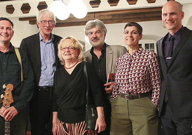 Tiefgründige Unterhaltung: David Schönhaus, Klaus Fischer, Ulla Fringeli, Thomas Brunnschweiler, Franziska Maria von Arb und Thomas Kramer bescherten dem Vernissage-Publikum einen kurzweiligen Abend.  Foto: Gini Minonzio
