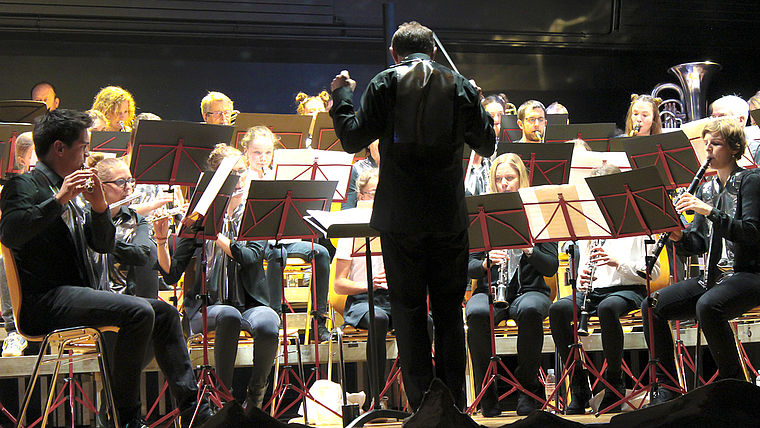 Sorgten für spacigen Sound: Dirigent Thomas Schild und der Musikverein Münchenstein. Foto: Axel Mannigel