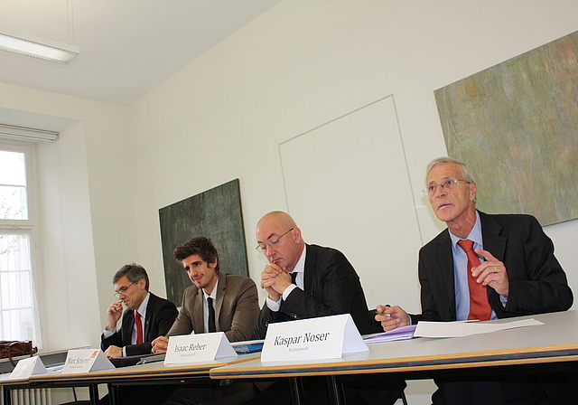 Die CVP Laufental überreichte das Rechtsgutachten: Franz Meyer, Marc Scherrer, Isaac Reber und Kaspar Noser (v. l.).  Foto: Michael Nittnaus