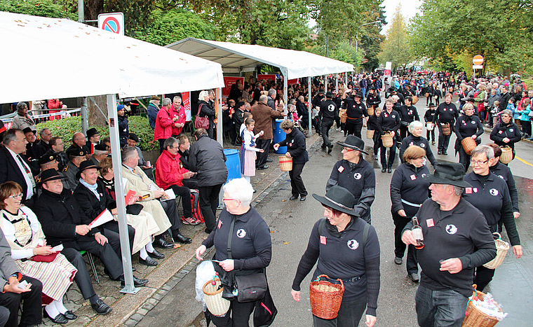 Auf Tuchfühlung mit dem Publikum: Manchmal schien es, die Schwarzbuben und Schwarzmädchen hätten St. Gallen