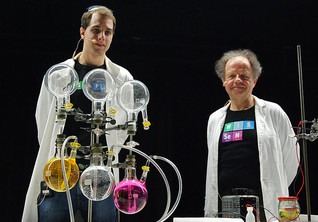 Mit viel Witz und Engagement: Professor Wolfram Uhlig (r.) und sein Assistent Lukas Sigrist von der ETH Zürich brachten den Laufner Gymischülern Chemieversuche näher.  Foto: Melanie Brêchet-Fischlin