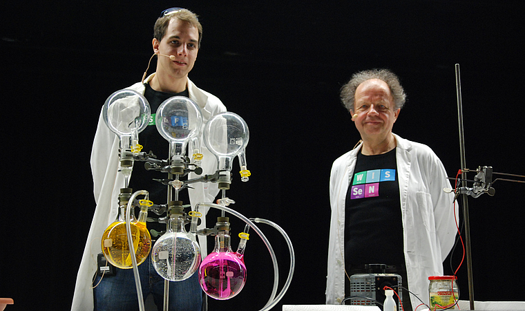 Mit viel Witz und Engagement: Professor Wolfram Uhlig (r.) und sein Assistent Lukas Sigrist von der ETH Zürich brachten den Laufner Gymischülern Chemieversuche näher. Foto: Melanie Brêchet-Fischlin