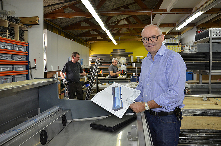 Kunden von Frankreich bis Finnland: Firmeninhaber Andreas Scherrer in der Produktionshalle der Jeka AG. Foto: Thomas Kramer