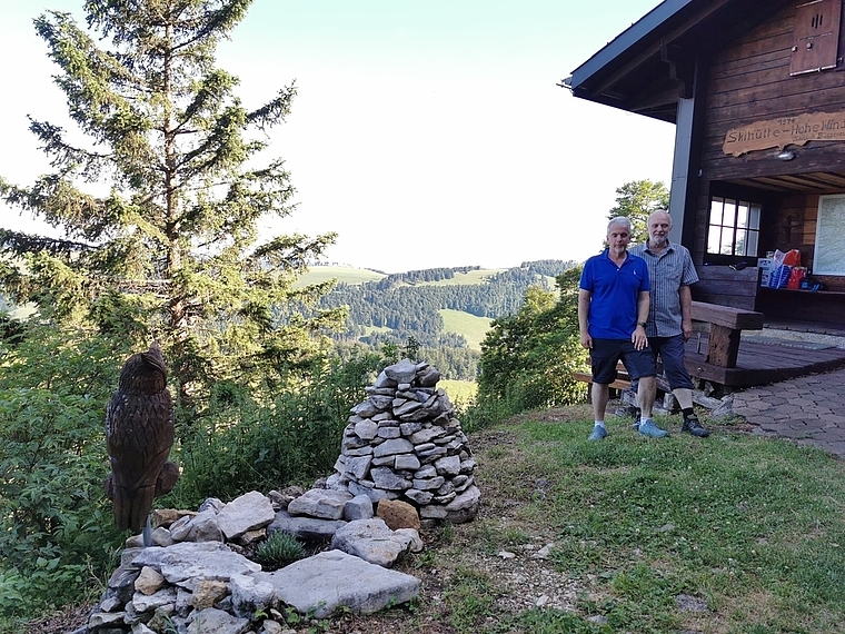 Eines der zahlreichen Hüttenwartteams: Daniel und Ruedi Meier neben der Skihütte Hohe Winde. 