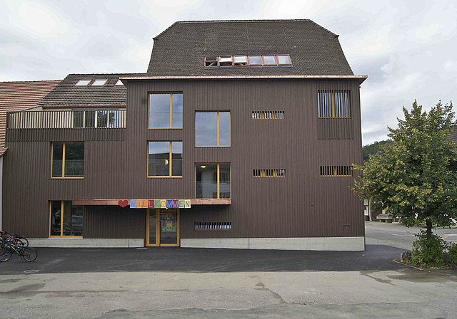 Einladend: Das neue Schulhaus heisst die Schulkinder willkommen.  Foto: Oliver Sterchi