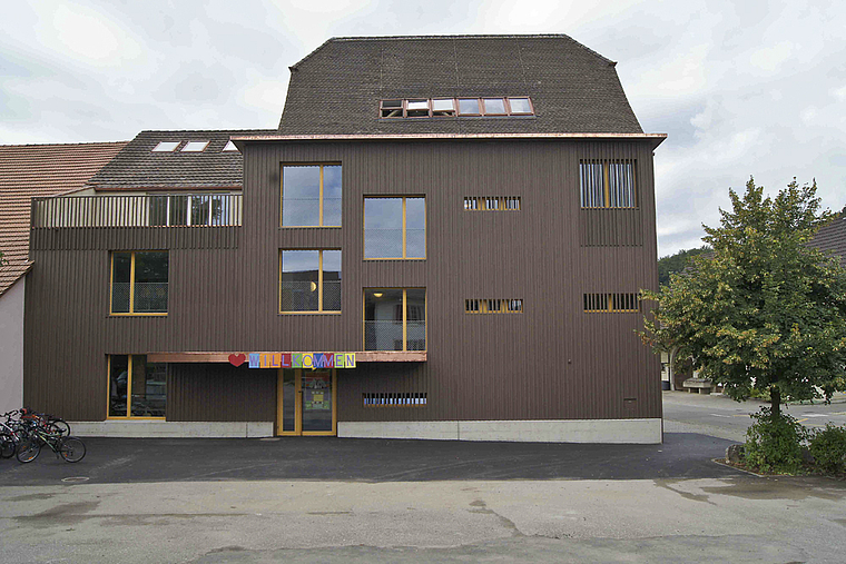 Einladend: Das neue Schulhaus heisst die Schulkinder willkommen.  Foto: Oliver Sterchi