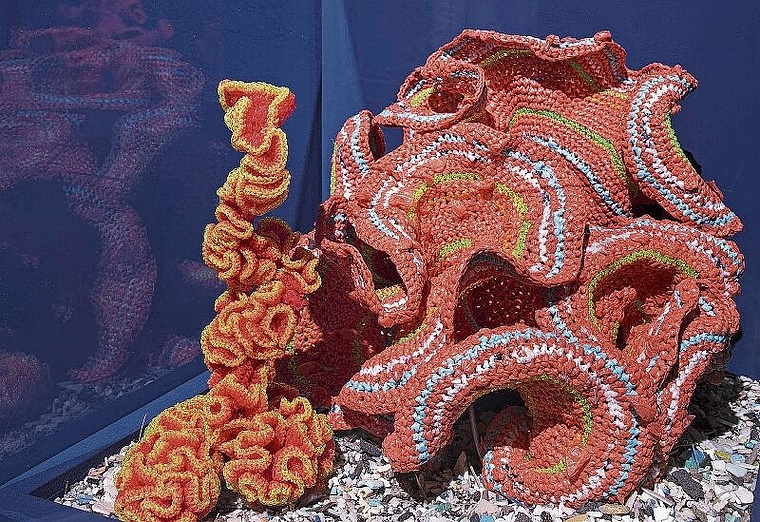 Hyperbolisches Häkeln: Mit dieser Technik lassen sich Korallen überraschend authentisch nachbilden. Fotos: ZVG