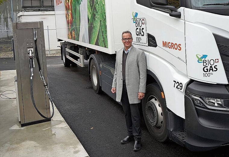 Vor kurzem in Münchenstein eingeweiht: Die Biogas-Tanksäule und der damit betriebene Lastwagen, vor dem Pierre Müller, Leiter Logistik, posiert. Foto: zvg