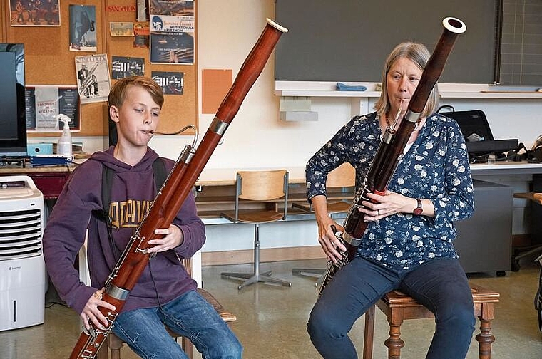 Teilen ihre Leidenschaft zum Fagott: Cyril Stucki (12) und seine Lehrerin Nicole Schilling. Foto: Tobias Gfeller