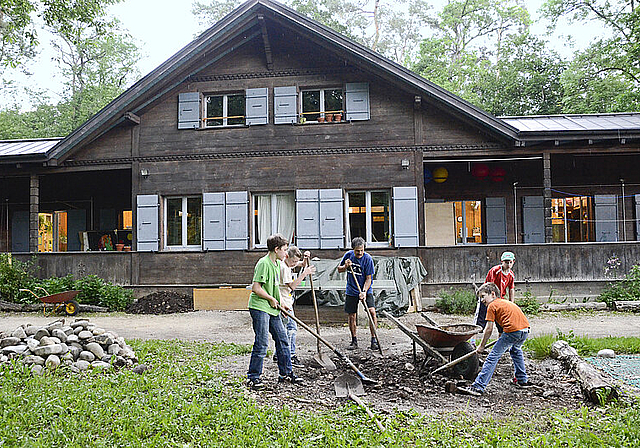 Zusammenhalt durch Zusammenarbeit: Vor der Tagessonderschule «Tandem» wird eifrig gearbeitet.  Foto: Heiner Leuthardt