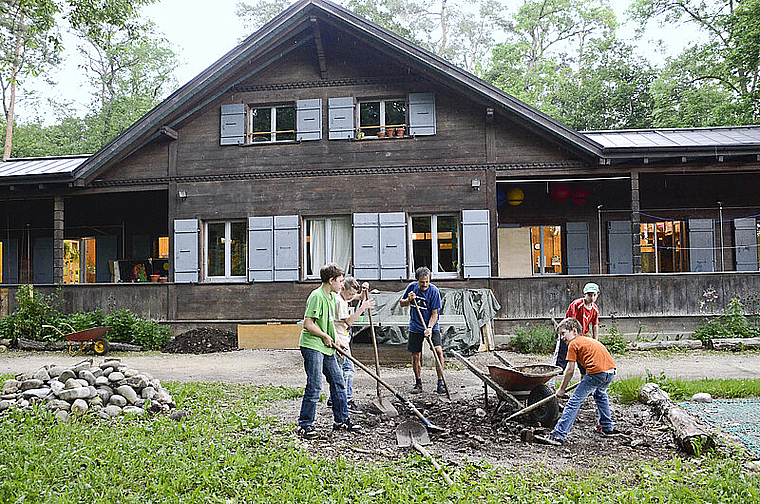 Zusammenhalt durch Zusammenarbeit: Vor der Tagessonderschule «Tandem» wird eifrig gearbeitet. Foto: Heiner Leuthardt