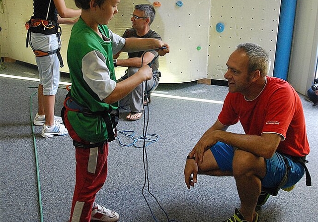 Kontrolle: Ivan und Pascal Saner kontrollieren die Knoten der Kinder akribisch. Foto:Melanie Brêchet