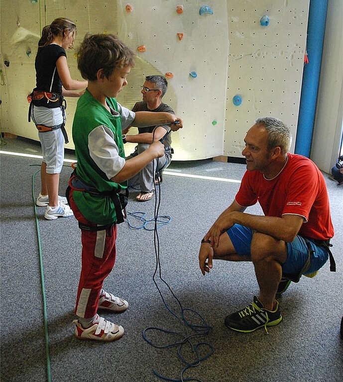 Kontrolle: Ivan und Pascal Saner kontrollieren die Knoten der Kinder akribisch. Foto:Melanie Brêchet
