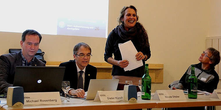 Führen zügig durch die Versammlung: (v. l.) Michael Rosenberg, Zentrumsleitung, Dieter Künzli, Präsident Vorstand, Nicole Ditzler, Präsidentin Delegiertenversammlung, und Urban Imhof, Finanzen. Foto: Gaby Walther