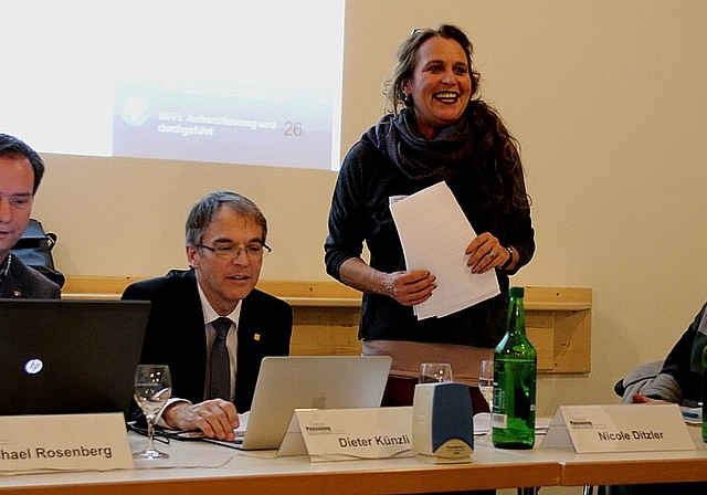  Führen zügig durch die Versammlung: (v. l.) Michael Rosenberg, Zentrumsleitung, Dieter Künzli, Präsident Vorstand, Nicole Ditzler, Präsidentin Delegiertenversammlung, und Urban Imhof, Finanzen. Foto: Gaby Walther