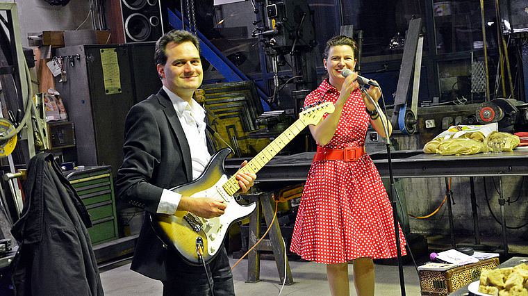 Blues and Metal: Evelyne «Little Chevy» Péquignot und Rainer Schudel vor ungewohnter metallener «Schmitti»-Kulisse. Foto: Roland Bürki