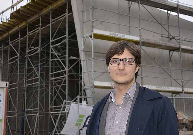 Vor dem Rohbau: Daniel Urech, Präsident der Stiftung Kultur am Bahnhof. Foto: Thomas Kramer