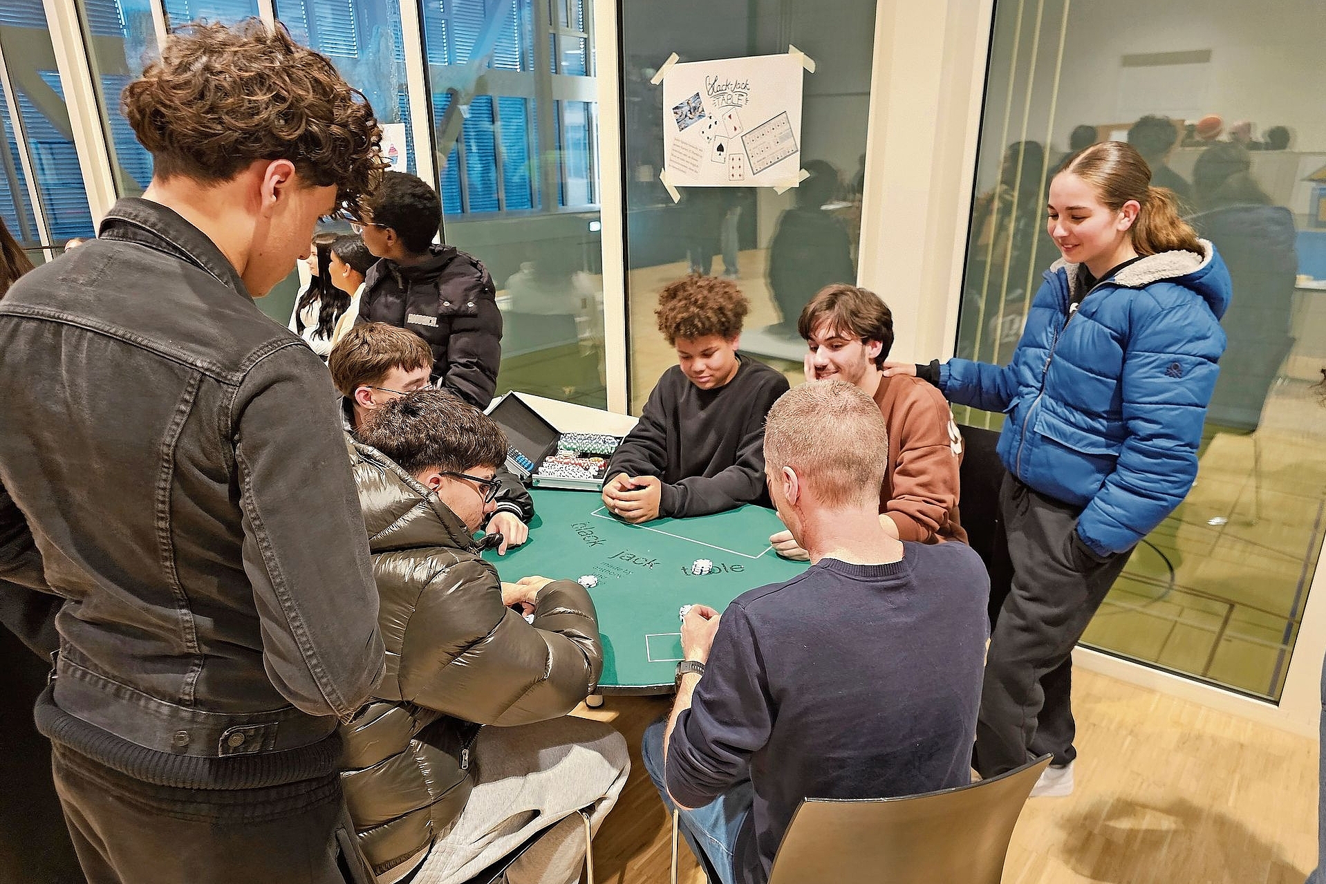 Spieltisch: Anthony Emelife und André Ferreira Tavares (hinten am Tisch sitzend) planten und bauten einen dreibeinigen Blackjack-Tisch. Fotos: Melanie Brêchet