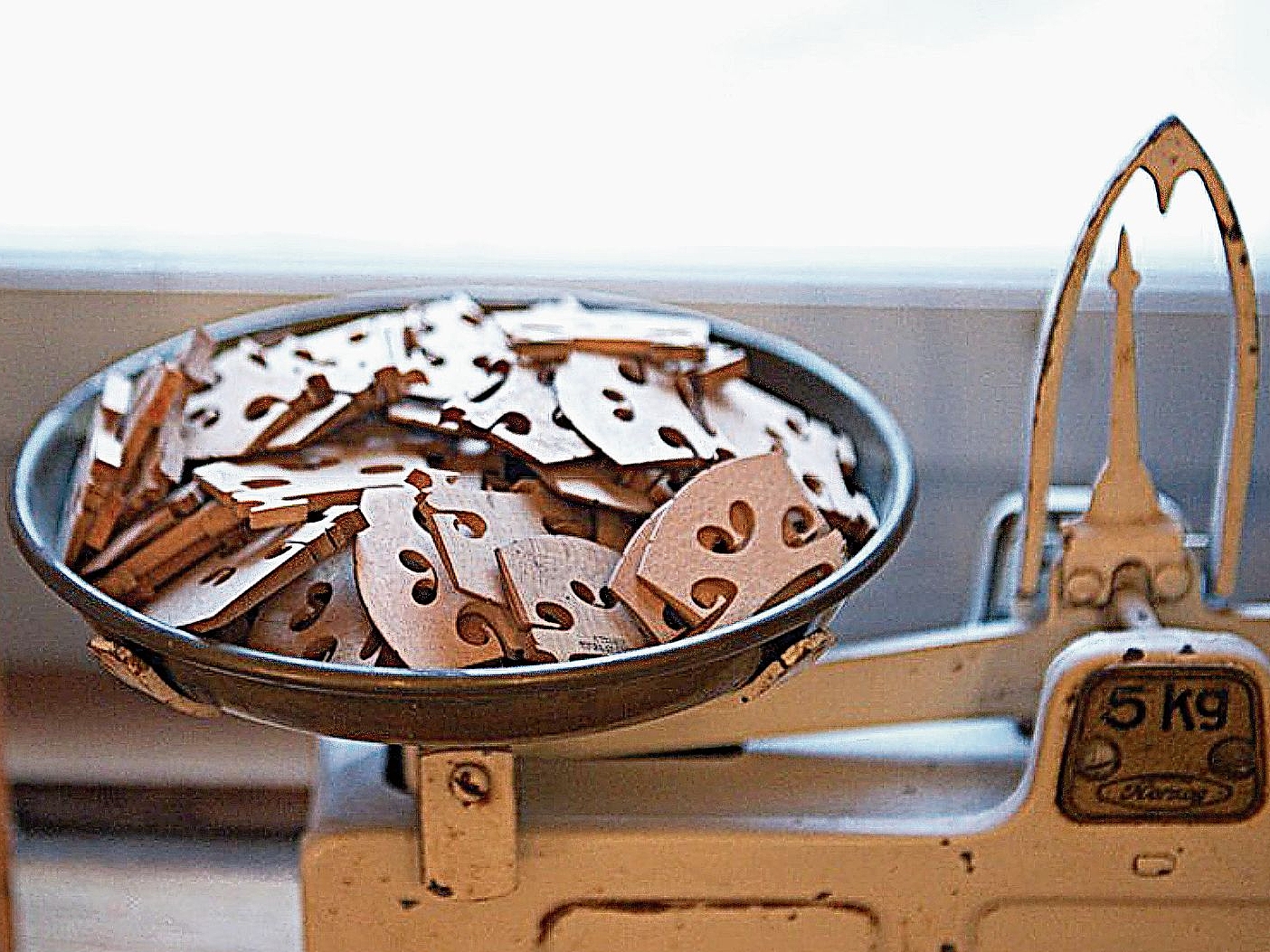 Waagschale mit alten Geigenstegen: Jedem Steg geht eine Reparatur und ein neuer Steg des Geigenbauers voraus. Foto: ARTS VIVANTS Waagschale mit alten Geigenstegen: Jedem Steg geht eine Reparatur und ein neuer Steg des Geigenbauers voraus. Foto: ARTS VIVANTS