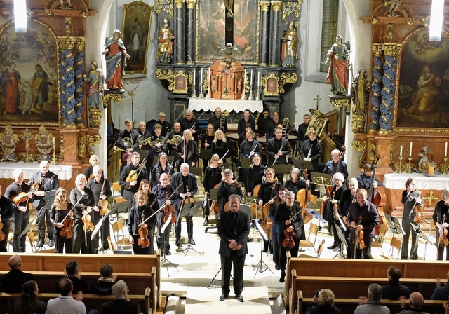 Empfang des verdienten Applauses: Joachim Pfläging und das Orchester Laufental-Thierstein. Foto: Thomas Brunnschweiler