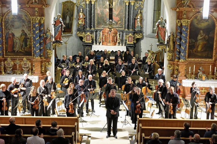 Empfang des verdienten Applauses: Joachim Pfläging und das Orchester Laufental-Thierstein. Foto: Thomas Brunnschweiler