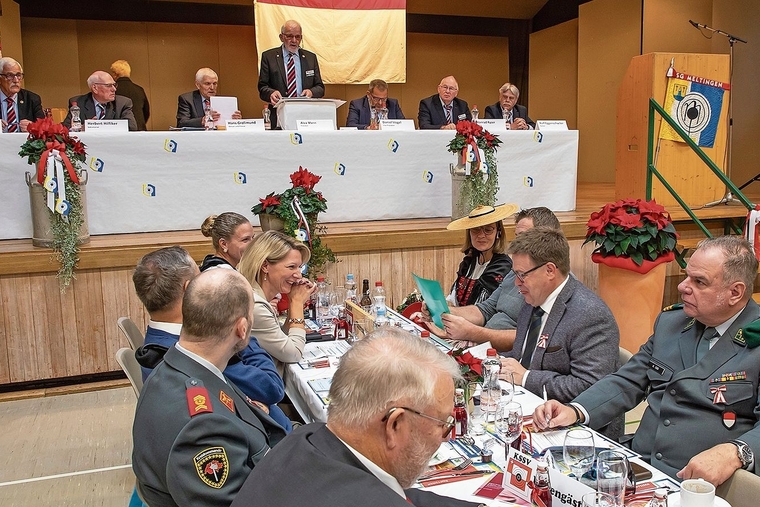 Kantonalvorstand: (v.l.) Anton Guldimann, Herbert Hilfiker, Hans Grolimund, Alex Mann, Daniel Vogel, Konrad Ryser und Rolf Eggenschwiler. Sibylle Jeker (4.v.l.) am Ehrentisch geniesst ihren Auftritt in Meltingen. Foto: Martin Staub