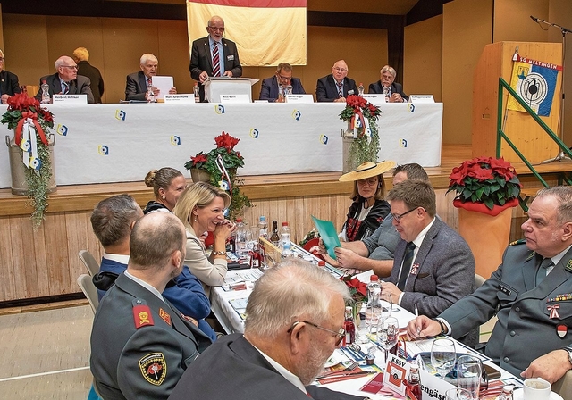 Kantonalvorstand: (v.l.) Anton Guldimann, Herbert Hilfiker, Hans Grolimund, Alex Mann, Daniel Vogel, Konrad Ryser und Rolf Eggenschwiler. Sibylle Jeker (4.v.l.) am Ehrentisch geniesst ihren Auftritt in Meltingen. Foto: Martin Staub