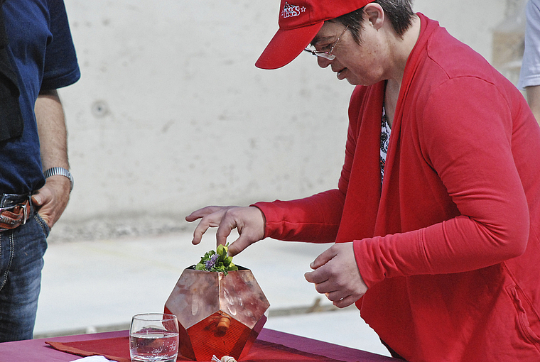 Pentagondodekaeder: Der Grund«stein» aus Kupfer wurde mit Edelsteinen, Zeitzeugnissen, einer Stimmgabel und Blümchen gefüllt. Foto: Thomas Brunnschweiler