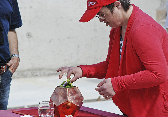 Pentagondodekaeder: Der Grund«stein» aus Kupfer wurde mit Edelsteinen, Zeitzeugnissen, einer Stimmgabel und Blümchen gefüllt.  Foto: Thomas Brunnschweiler