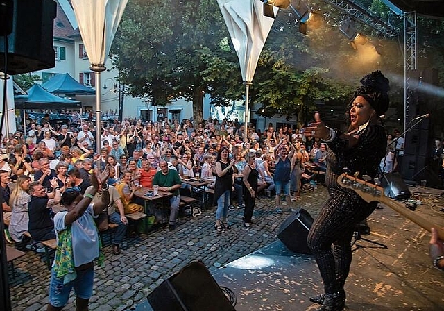 Die Menge liebt es: Mit Entertainerin Annika. Fotos: Martin Staub