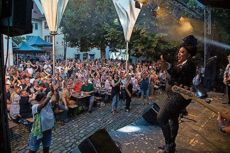 Die Menge liebt es: Mit Entertainerin Annika. Fotos: Martin Staub