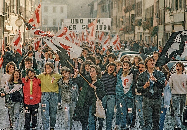 <em>Zusammenhalt: </em>Eine Besonderheit der Laufental-Frage war das starke Engagement der Jugend. Vorne in der Mitte die heutige Stadträtin Sabine Asprion.Foto: zvg