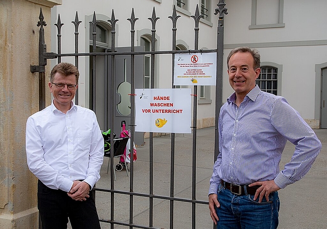 <em>Besondere Massnahmen auch im Unterricht: </em>Schulleiter Ulrich Thiersch (r.) und René Lutz, Präsident des Schulrates. Foto: Martin Staub