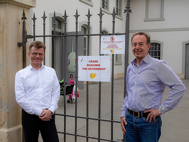 <em>Besondere Massnahmen auch im Unterricht: </em>Schulleiter Ulrich Thiersch (r.) und René Lutz, Präsident des Schulrates. Foto: Martin Staub