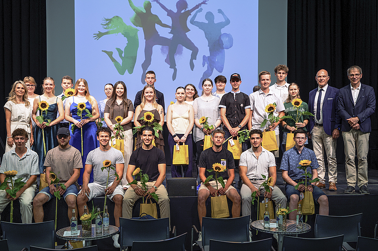 Grosse Erleichterung: Die Absolventinnen und Absolventen strahlen mit den Sonnenblumen um die Wette. Foto: Jan Kriwanek/zVg