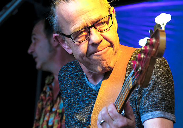 Groovt sichtlich entspannt: Bassist Sam Jenzer von der Lazy Poker Blues Band.  Foto: Thomas Brunnschweiler