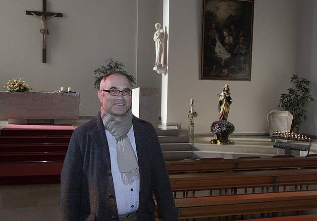 Hält hier seine Predigten: Franz Sabo in der Röschenzer Kirche.  Foto: Martin Staub