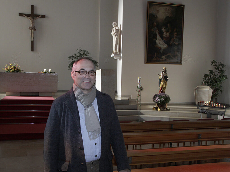 Hält hier seine Predigten: Franz Sabo in der Röschenzer Kirche. Foto: Martin Staub