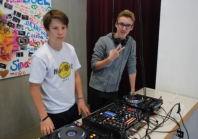 Wummernde Bässe und möglichst grosse Lautstärke: Tim (14) und Nicolas (15) aus Reinach lernen am Mischpult
