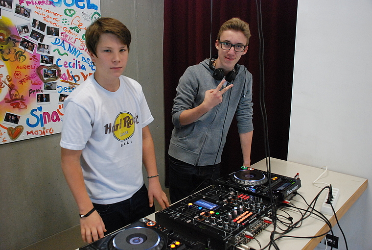 Wummernde Bässe und möglichst grosse Lautstärke: Tim (14) und Nicolas (15) aus Reinach lernen am Mischpult