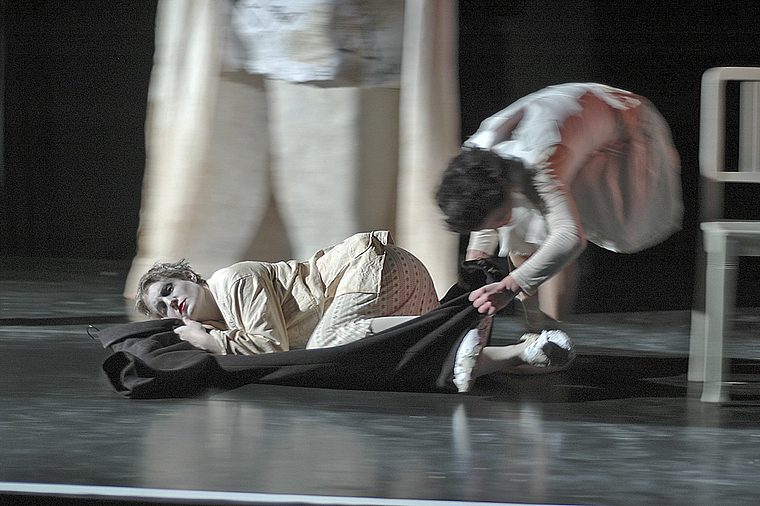 Zwischen Realität und Traum: Madame Marguerite (Céline Oehen) und Marlene (Sabine Schädler), v. l. Foto: Brunnschweiler
