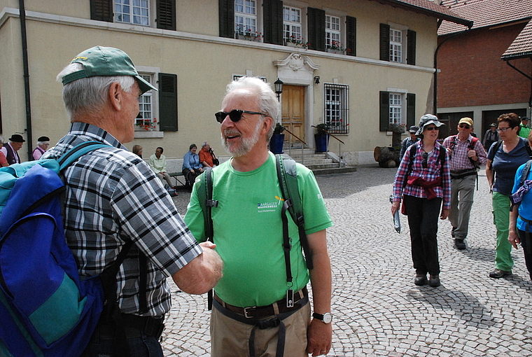 Wandervögel: Hans Scheurer (l.), Organisator des Wandertags, begrüsst Toni Niedermann, den Aargauer Wanderleiter.