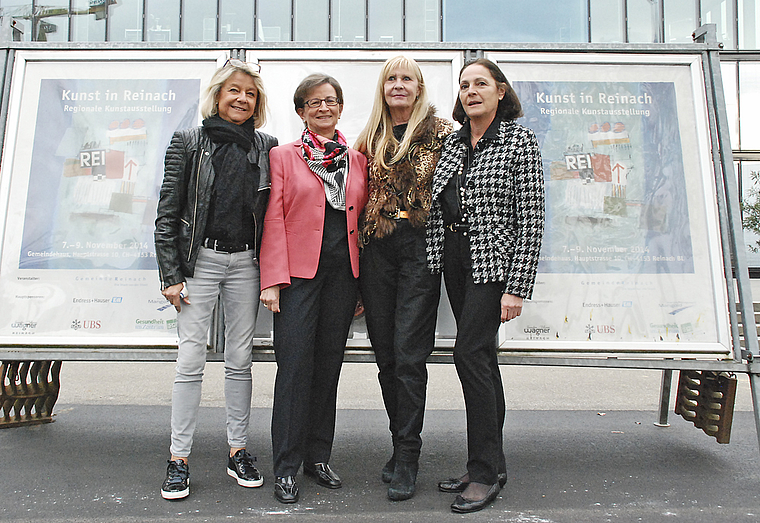 Glauben an eine Zukunft von «Kunst in Reinach»: Irene Endress, Bluette Mangold, Arlette Kaiser und Carmen Küpfer (v. l.) vor dem Gemeindehaus, wo morgen Freitag die Vernissage der diesjährigen Ausgabe stattfindet. Foto: Thomas Brunnschweiler