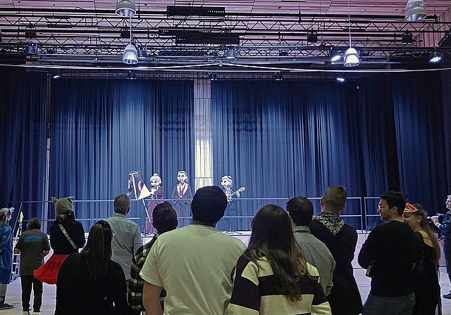 Viel Platz: Die wenigen Gäste versammelten sich, um den Schnitzelbangg anzuhören. Fotos: Désiréé Bellwald