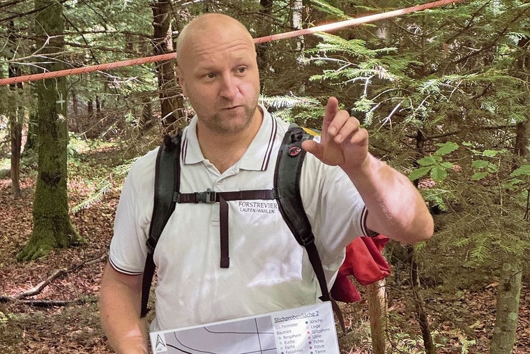 Spannende Einsichten: Revierförster Thomas Suter informierte an diversen Posten über verschiedene Aspekte der Forstwirtschaft.Foto: Thomas Immoos