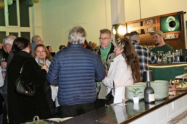 Kontaktpflege: Die zahlreich erschienen Gäste im ehemaligen Fabrikgebäude der Ziegler Papier AG genossen den Austausch untereinander. Kontaktpflege: Die zahlreich erschienen Gäste im ehemaligen Fabrikgebäude der Ziegler Papier AG genossen den Austausch untereinander.