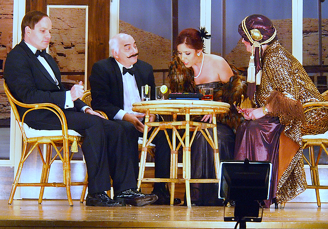 1. Foto: Simon Mostyn, Ehemann des 1. Mordopfers (Mattias Messerli), Detektiv Hercule Poirot (Klaus-Dieter Gronwald), Kay Mostyn,1. Mordopfer (Barbara Balzli), Helen Foliot, dauerbetrunkene Schriftstellerin (Trudy Vögtli).  Foto: Tobias Gfeller