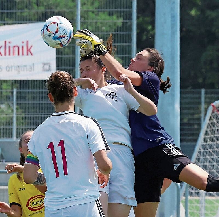 Sport in der Hitze: Die Torhüterin des FC New Stars, Aurora Rigo, zeigt im Spiel vollen Einsatz. Foto: Edgar Hänggi