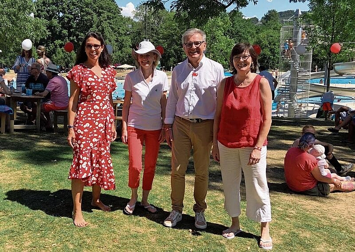 Dresscode war klar: (v. l.) Die Gemeinderätinnen Christine Dollinger (SP), Béatrix von Sury (Mitte) und Doris Vögeli (GLP) im Schweizer Tenü. Nur Gemeindepräsident Melchior Buchs (FDP) genehmigte sich etwas Beige. Fotos: Caspar Reimer
